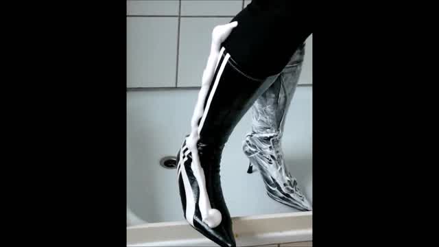 Jana messy with shaving foam and wash her shiny black high heel stretch boots in shower trailer