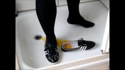 Jana fills her Adidas Concord Round shiny black white gold with eggs and clean them trailer
