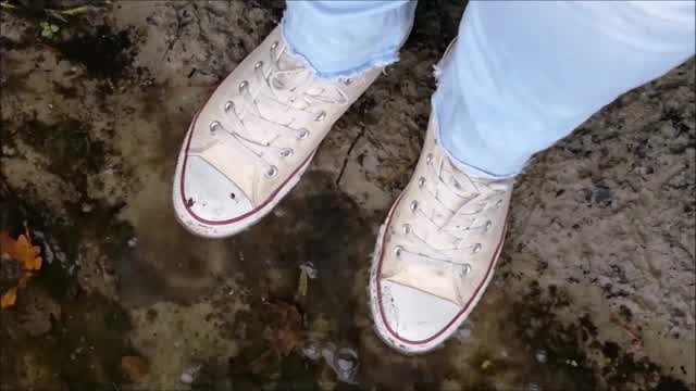 Jana walk in the forest and at the lake with her Converse Chucks hi beige with paint on it trailer