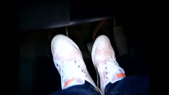 Jana make a pedal pumping with her white and orange puma crete sneaker trailer