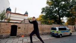 Stephan Balliet dancing in Halle Synagogue