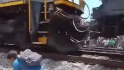 Un tren vs una pendeja con celular