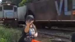 Un tren vs una pendeja con celular round 2