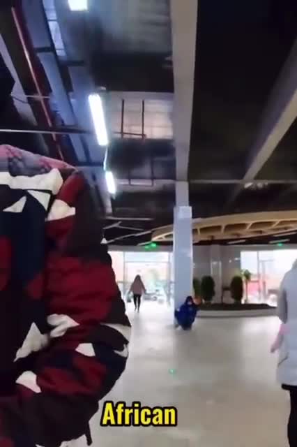 Chinese kid sees black man for the first time Chinese kid sees black man for the first time