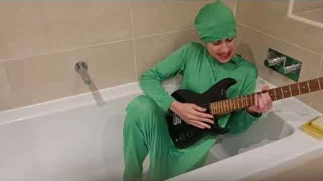 GREEN GUY SINGS IN THE TUB GREEN GUY SINGS IN THE TUB