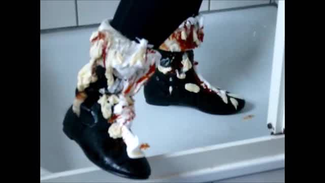 Jana messy and wash her black Jumex ankle boots with pelt in the shower trailer