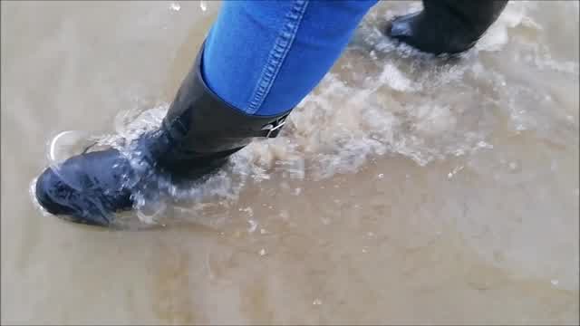 Jana goes to the beach and into the water with her black rubber boots trailer