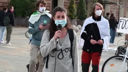 A Torino tornano in piazza i ragazzi dei Fridays for Future ed alcuni si incatenano davanti al Palaz